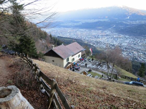 Der Alpengasthof Rauschbrunnen mit Ausblick auf Innsbruck