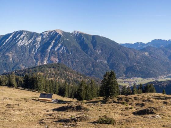 Weitblick oberhalb der Seewaldhütte. Rechts der Achensee, geradeaus das Rofan und links die bayerischen Voralpen