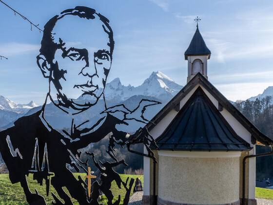 Der selige P. Kaspar Stanggassinger wacht sichtbar über Berchtesgaden