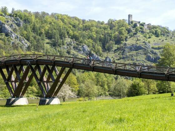 Holzbrücke Tazlwurm und Burgruine Randeck in Essing im Altmühltal