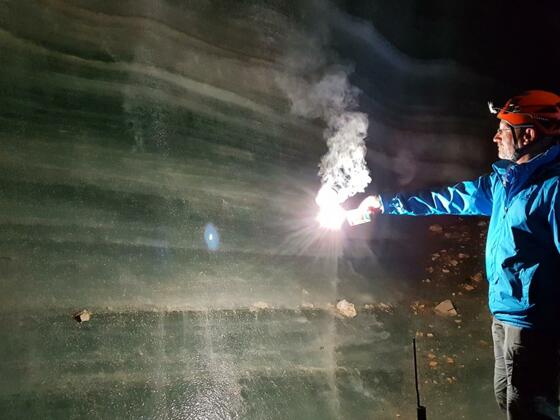 Karbidlampen sorgen für Licht in der Eishöhle