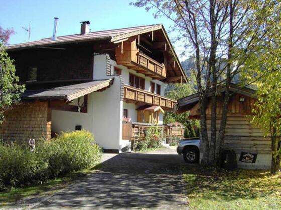 der Hubertushof liegt in einer kleinen Seitengasse unmittelbar neben dem Dorfzentrum