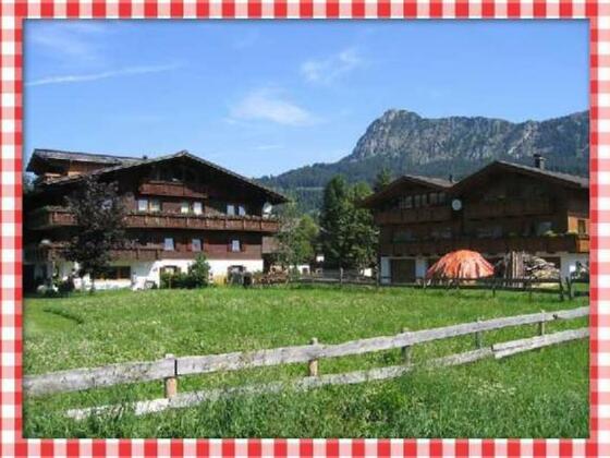 Im Haupthaus befinden sich drei helle Doppelzimmer und eine neu eingerichtete Ferienwohnung.