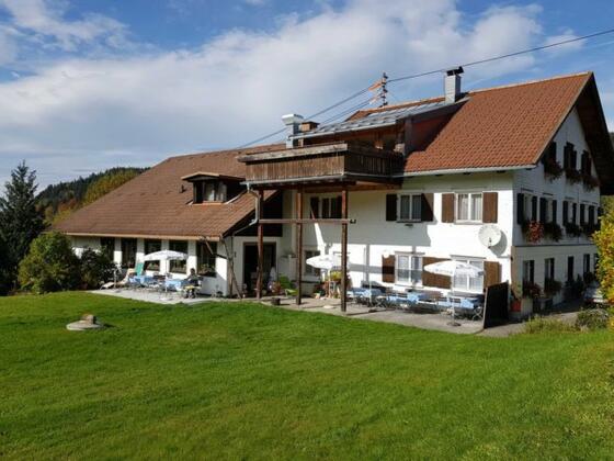 Das Gasthaus &gt;Lochbihler in herrlicher Lage mit tollem Weitblick.