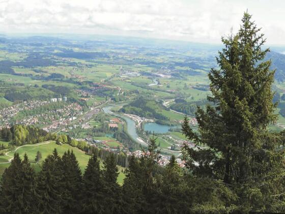 mittag-blick-nach-immenstadt-im-hintergrund-kempten