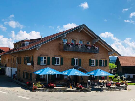 Gasthof Hirsch im Frühling