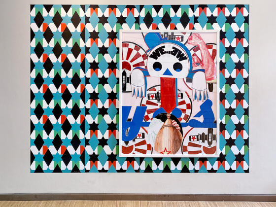 Cornelia Renz, Yes, we …, 2019, Pigmentstift auf Acrylglas, 140 × 110 × 6 cm, auf MusterHeimat, 2019, Digitalprint, Tapete