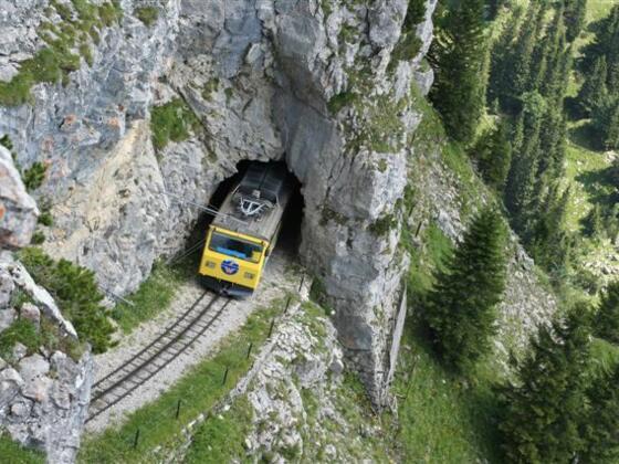 Wendelstein-Zahnradbahn bei Bergdurchfahrt.