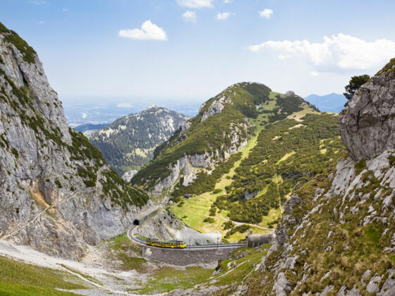 Wendelstein-Zahnradbahn im Sommer.