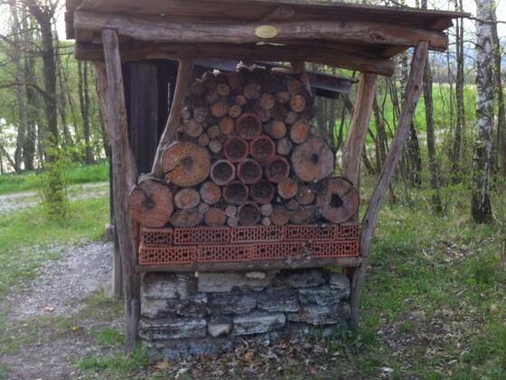 Insektenhotel am Abzweig nach links