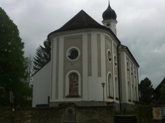 Kirche St. Margaretha in der Ortsmitte von Magentsried