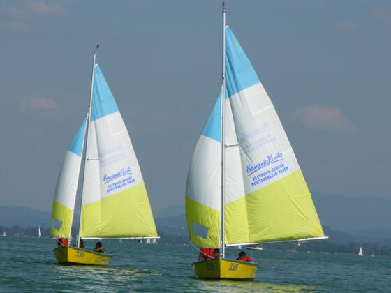 Zwei Segelboote auf dem Chiemsee.