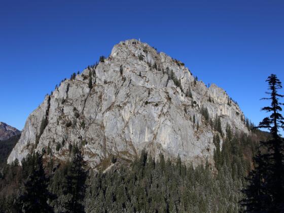 Die für die Bayerischen Voralpen „mächtige“ Südwand bietet viele gut abgesicherte Routen im mittleren Schwierigkeitsgrad.