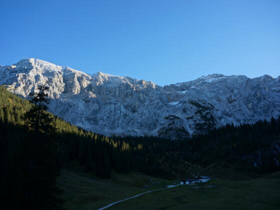 Die felsige Umrahmung der Wettersteinalm