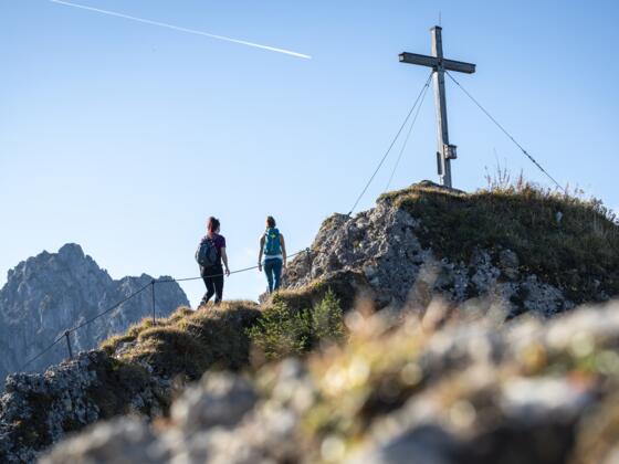 Gipfel am Brunnenkopf mit der Großen Klammspitze im Hintergrund