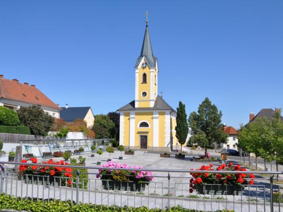 Pfarrkirche und Ortsplatz Alberndorf
