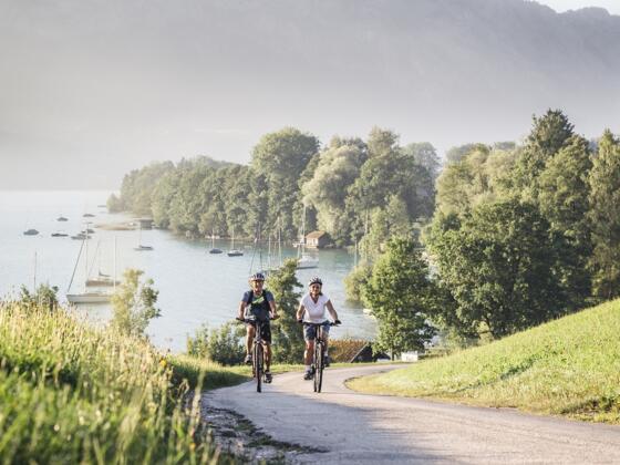 RadfahrenAtterseePaar_OberoesterreichTourismusGmbHMoritzAblinger.jpg