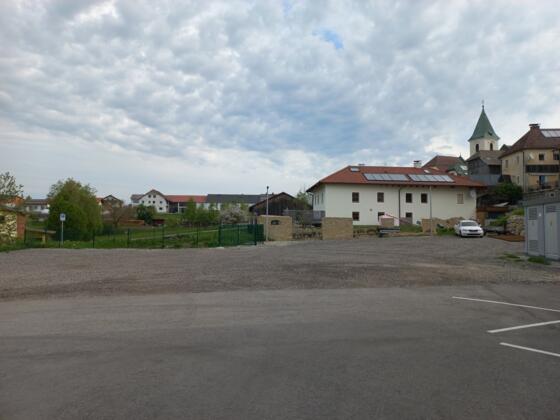 Schotterparkplatz beim Nah &amp; Frisch