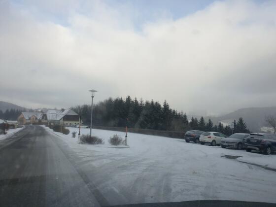 Parkplatz gegenüber dem Gästehaus Neubauer in Kaltenberg
