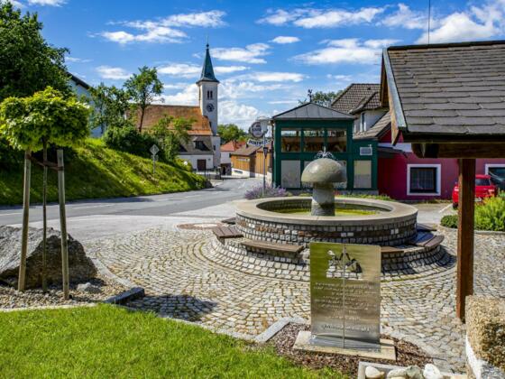 Blick zur Pfarrkirche Mönchdorf