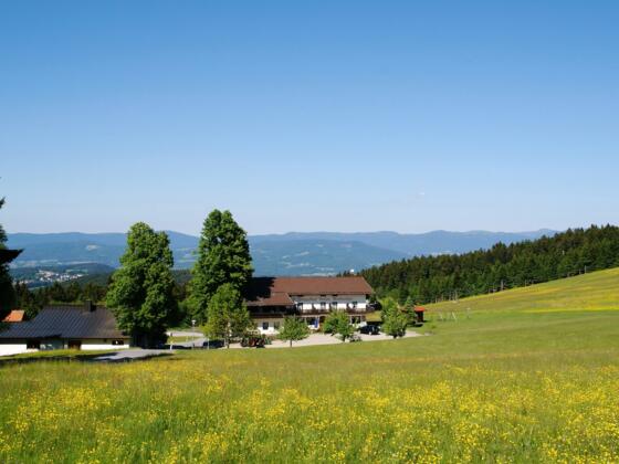 Berggasthof Markbuchen mit Blick zum Bayerwald-Hauptkamm