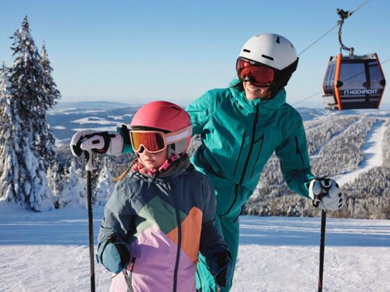 HochfichtWinterSkifahrerinKindGondel_OberoesterreichTourismusGmbHStefanMayerhofer