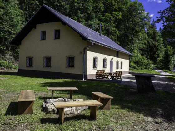 Außenansicht mit Lagerfeuerplatz