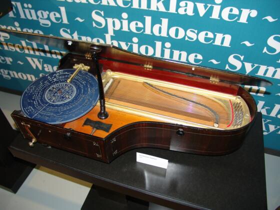 Mechanische Klangfabrik - Tischklavier Orpheus