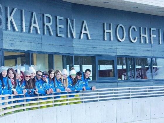 Schischullehrer vor der Arena