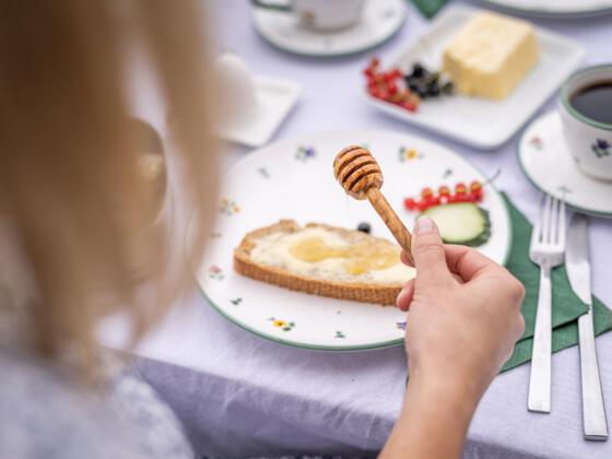 Frühstück mit Honig-Butterbrot - Symbolbild