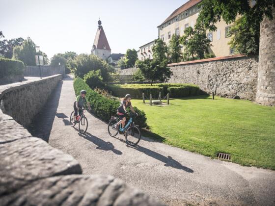 Radfahren entlang der Freistädter Stadtmauern
