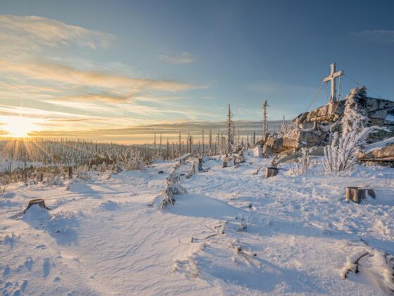 PloeckensteinSonnenstrahlenGipfelkreuz_FerienregionBoehmerwaldLeitnerFotografie