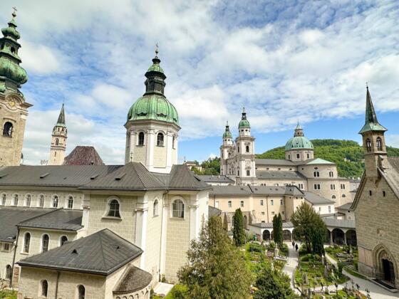 Blick auf die Erzabtei St. Peter und den Friedhof