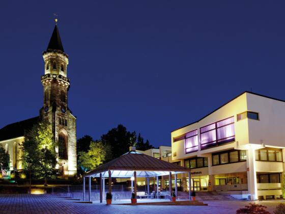 Neustadt bei Coburg bei Nacht | Stadtkirche St. Georg und Rathaus