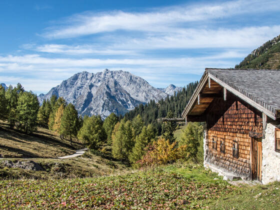 Blick von einem der Kaser auf der Königsbergalm zum Watzmann