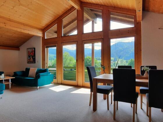 Fensterfront im Wohnraum mit Balkon