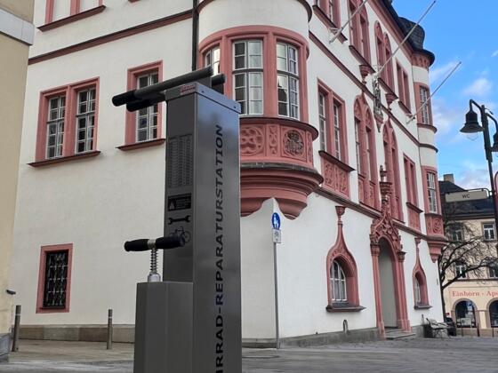 Fahrrad-Reparaturstation vor der Touristinformation