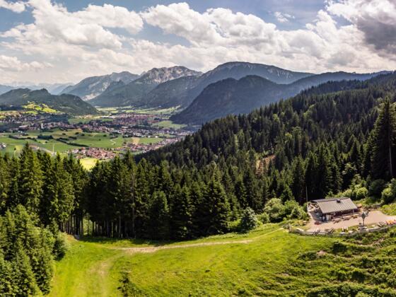 Hündeleskopfhütte mit Blick auf das Pfrontener Tal