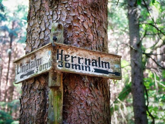 Beschilderung zur Herrenalm