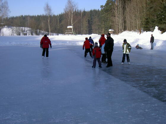 Eislaufen am Badeteich in Rainbach