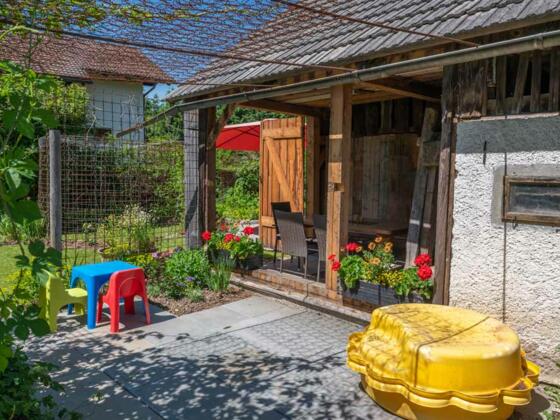 Ferienhaus Naschgarten in Bad Goisern Gartenbereich mit Kinderspielzeug