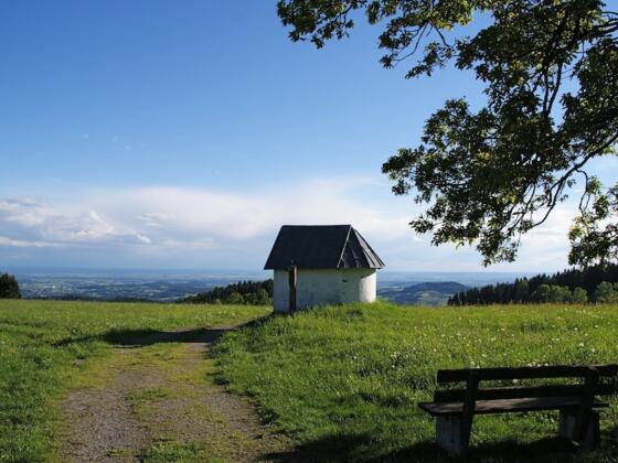 Vor der Kapelle über Meinstorf