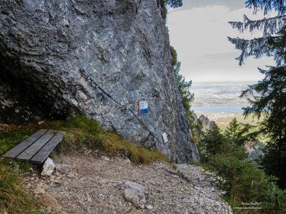Bankerl am Einstieg des Fingersteigs (Klettersteig).