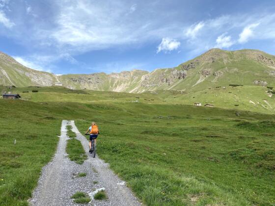 Hat man die 2000 m Marke überschritten, erwartet einen mit Blick auf das Padasterjochhaus, eine grandiose Berglandschaft.