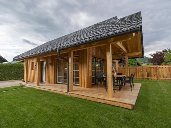 Geschützter Garten und großzügige Terrasse des Chalets 164