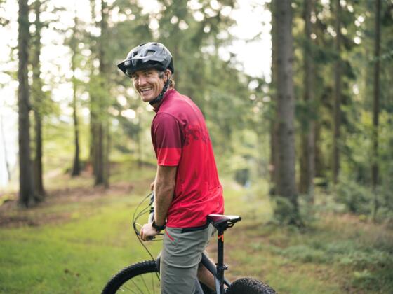 MountainbikerWald_OberoesterreichTourismusMuehlviertlerAlmFreistadtMoritzAblinger.jpg