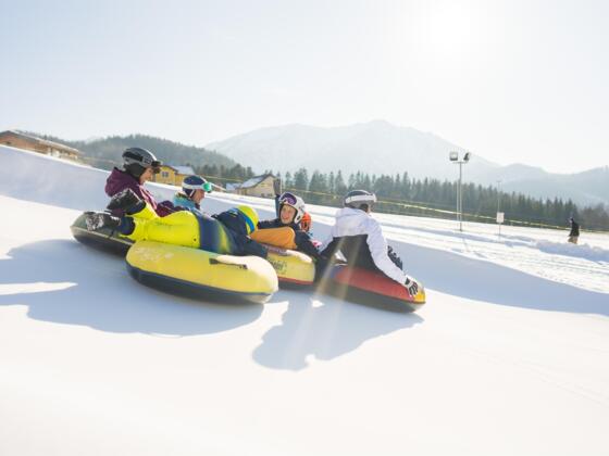 Familie beim Snowtubing