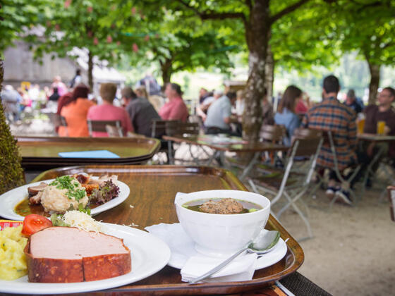 Biergarten der historischen Gaststätte St. Bartholomä am Königssee
