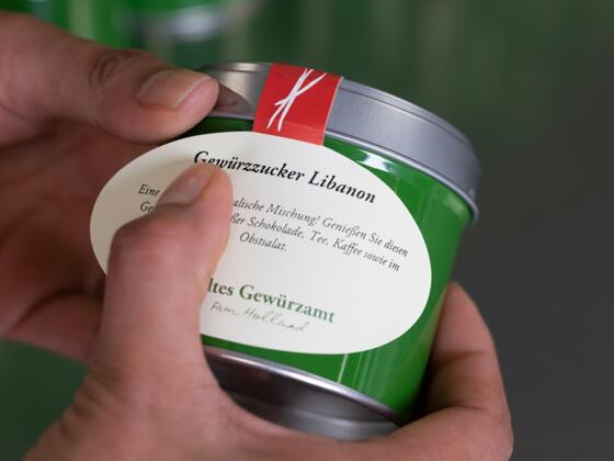 Altes Gewürzamt - So entstehen die Gewürzschätze in den typisch grünen Gewürzdosen