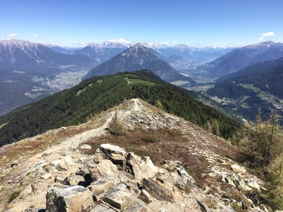Je höher man hinaufsteigt, desto schöner wird der Ausblick auf das Oberinntal und Radurschltal mit dem dominierenden Tschirgant.